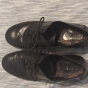 Black flat tie 8.5 women's shoe